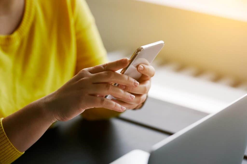 Kobieta przegladajaca e-kruk.pl na telefonie